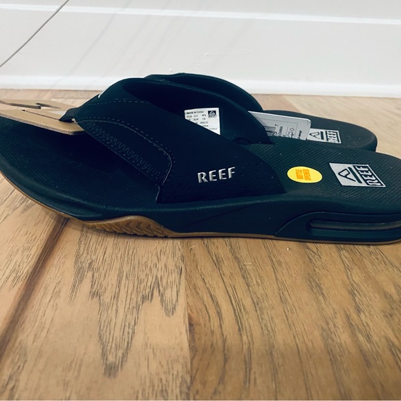 Mens REEF Fanning Black Silver Gum Bottle Opener Air Cushion Flip Flops - Picture 4 of 4